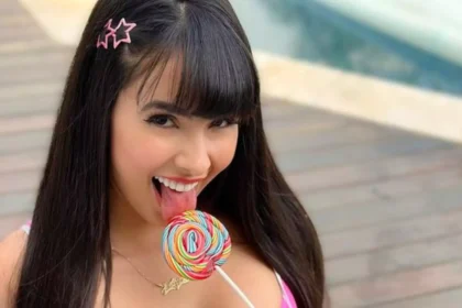 Juliana Caetano mostra como chupa pirulito com calcinha entrando nas partes íntimas no meio do quintal