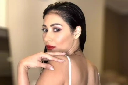 Com as costas nuas, Simaria abre as amarrações de seu vestido branco e sensualiza no camarim