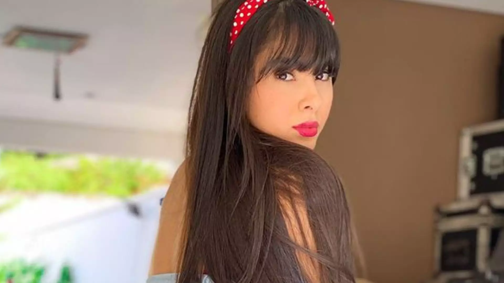 Juliana Caetano deita de lado e deixa aba do bumbum mais aberta para o ‘zoom’: “Agora é com vocês”