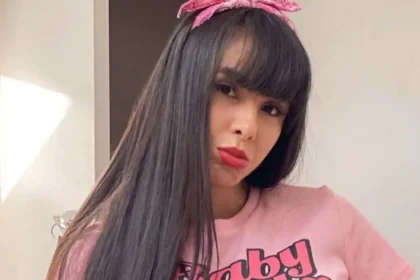 Juliana Bonde coloca boca de unicórnio de pelúcia virada para tabaca e choca seguidores rebolando