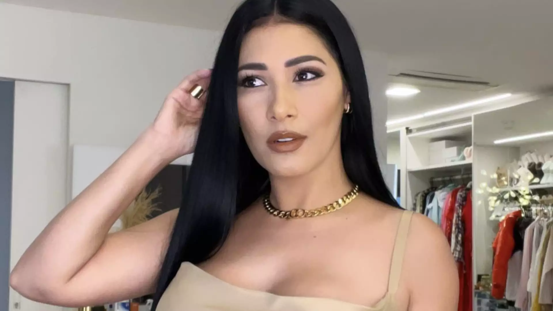 De calça legging branca, Simaria para no elevador pra gravar vídeo sensual e não percebe os seios marcados
