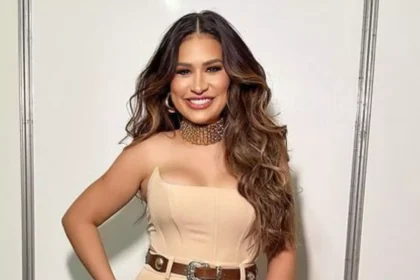 Simone Mendes deixa blusa aberta e volumão acaba escapando da blusa em foto de divulgação