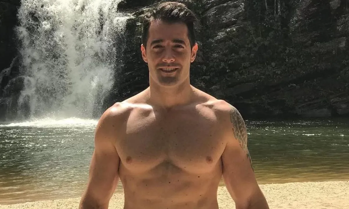 Ex-marido de simaria é alvo de críticas ao surgir pelado na web Ex-marido de Simaria é alvo de críticas ao surgir pelado na web