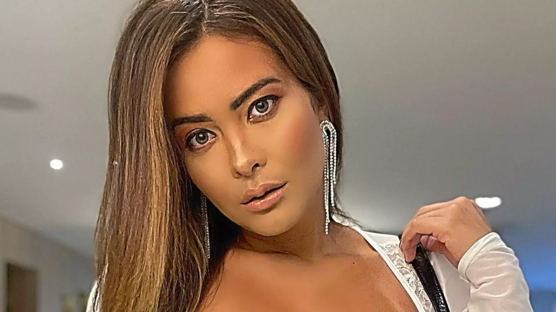 Geisy Arruda abre bem o decote com volume dos seios bronzeados e acaba filmando mais do que devia