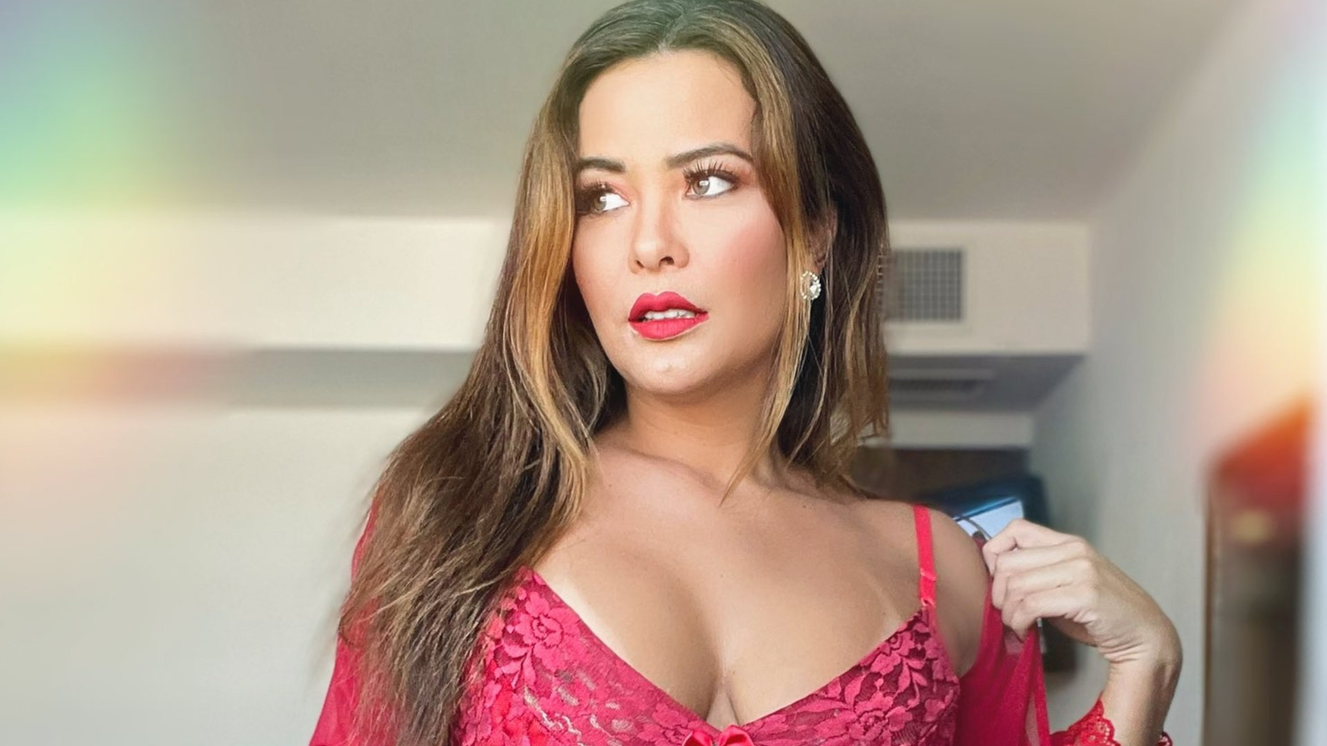 Geisy Arruda se exibe no quarto puxando a calcinha na tabaca por baixo da camisola transparente