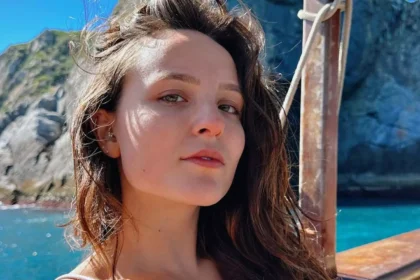 Curtindo a praia, Larissa Manoela posa com biquíni branco pequeno demais e mostra corpão natural