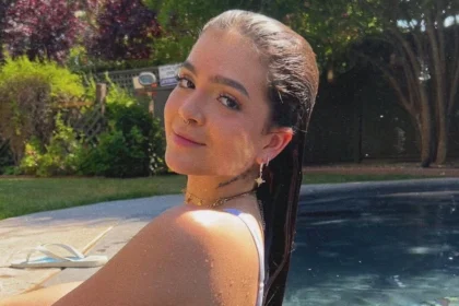 Mel Maia fica de ladinho com maiô entalado no bumbum e faz poses provocantes dentro da piscina