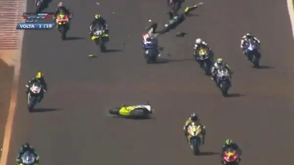 Vídeo: dois pilotos morrem após acidente gravíssimo em corrida de moto – Notícias Chapecó.Org