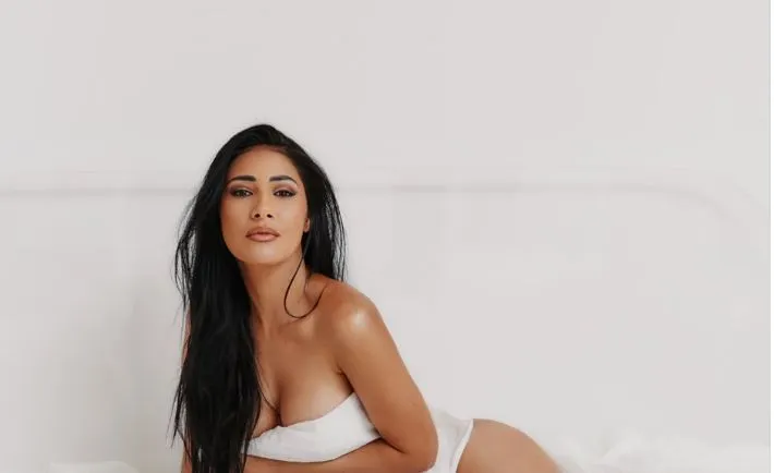 Sem roupa na cama, Simaria deixa parte de seu bumbum à mostra no lençol para provocar os fãs