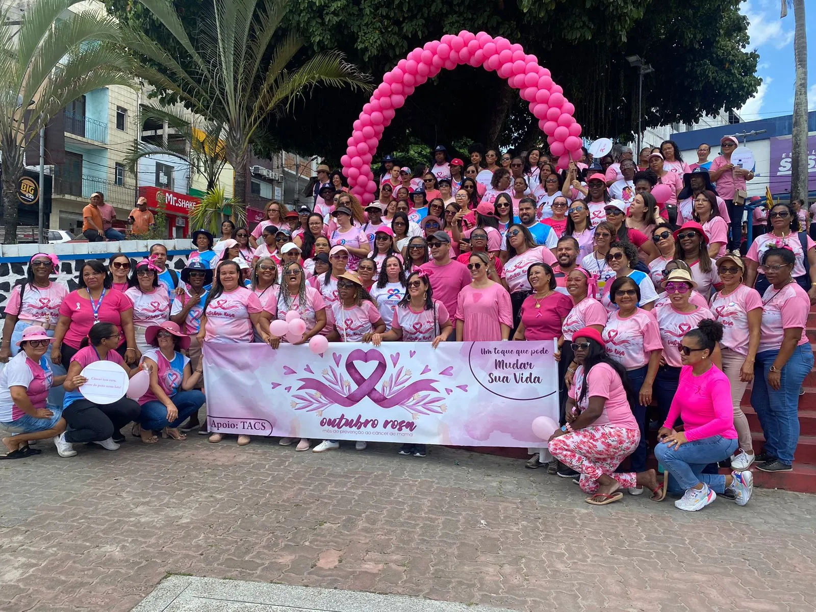 Caminhada do Outubro Rosa em Candeias Mobiliza Profissionais de Saúde para Conscientização