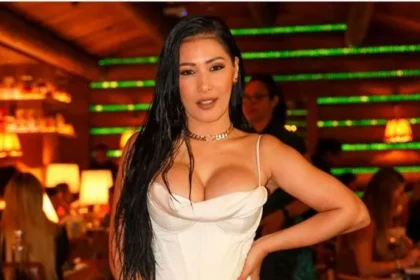 Após receber críticas por roupa reveladora, Simaria Mendes dispara: - Quer que eu espere ficar com os peitos caídos?