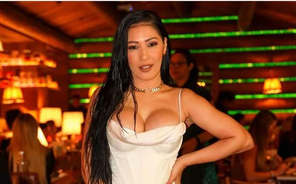 Após receber críticas por roupa reveladora, Simaria Mendes dispara: - Quer que eu espere ficar com os peitos caídos?