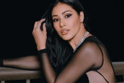 De vestido transparente, Simaria dispensa roupa de baixo e para tudo: 'É o poder'