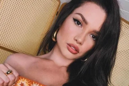 Juliette ostenta corpaço de biquíni prateado em dia de passeio de barco