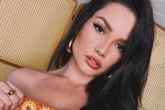 Juliette ostenta corpaço de biquíni prateado em dia de passeio de barco