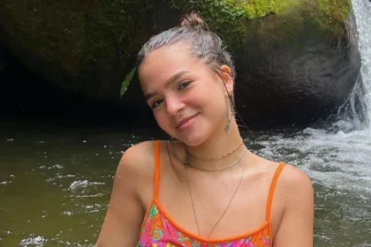 Mel Maia explana beleza de biquíni florido e esbanja corpaço sarado na cachoeira