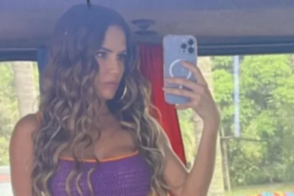 Deborah Secco aposta em roupa de crochê reveladora e causa