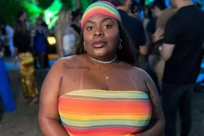 De vestido coladíssimo, Jojo Todynho impressiona ao exibir cinturinha