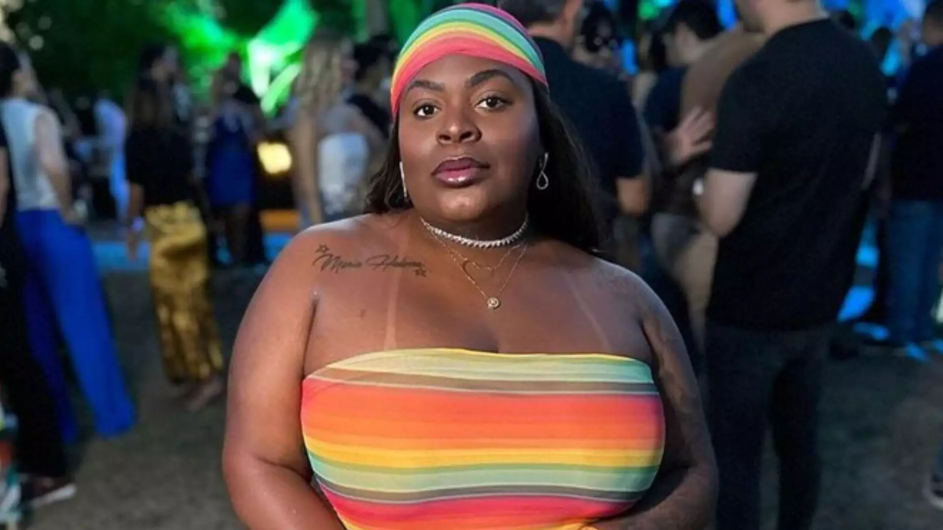 De vestido coladíssimo, Jojo Todynho impressiona ao exibir cinturinha