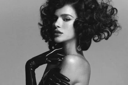 De topless e luvas, Bruna Marquezine divulga fotos inéditas de ensaio e causa na web