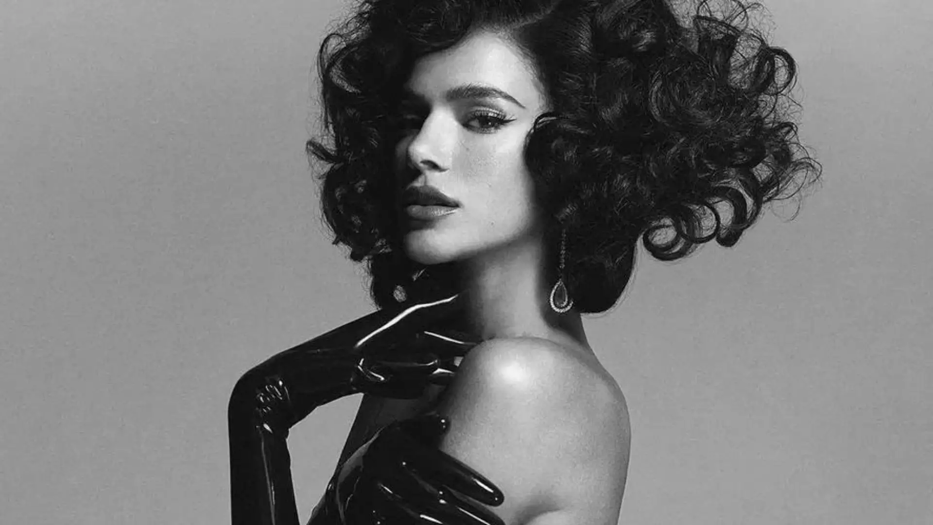 De topless e luvas, Bruna Marquezine divulga fotos inéditas de ensaio e causa na web