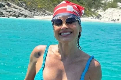 Flávia Alessandra ostenta curvas impecáveis durante passeio de barco