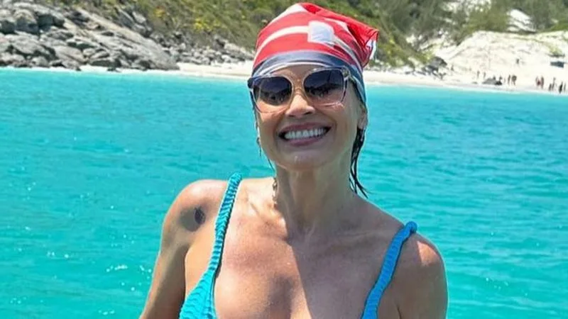 Flávia Alessandra ostenta curvas impecáveis durante passeio de barco