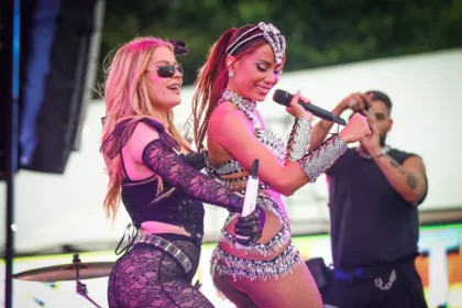 Luísa Sonza usa look transparente e se apresenta com Anitta