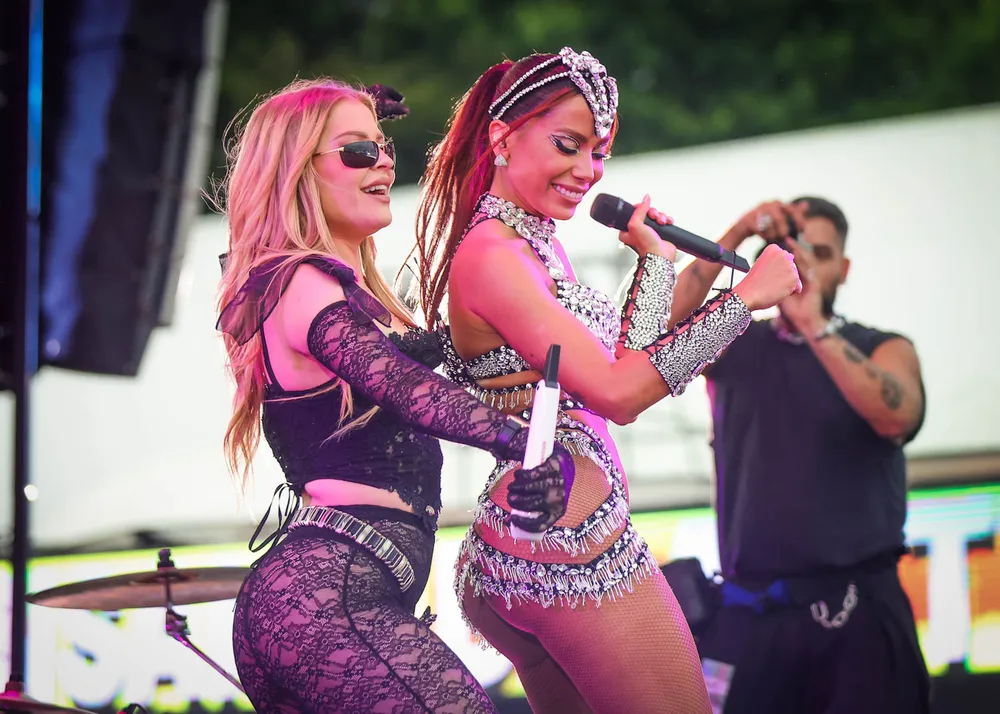 Luísa Sonza usa look transparente e se apresenta com Anitta