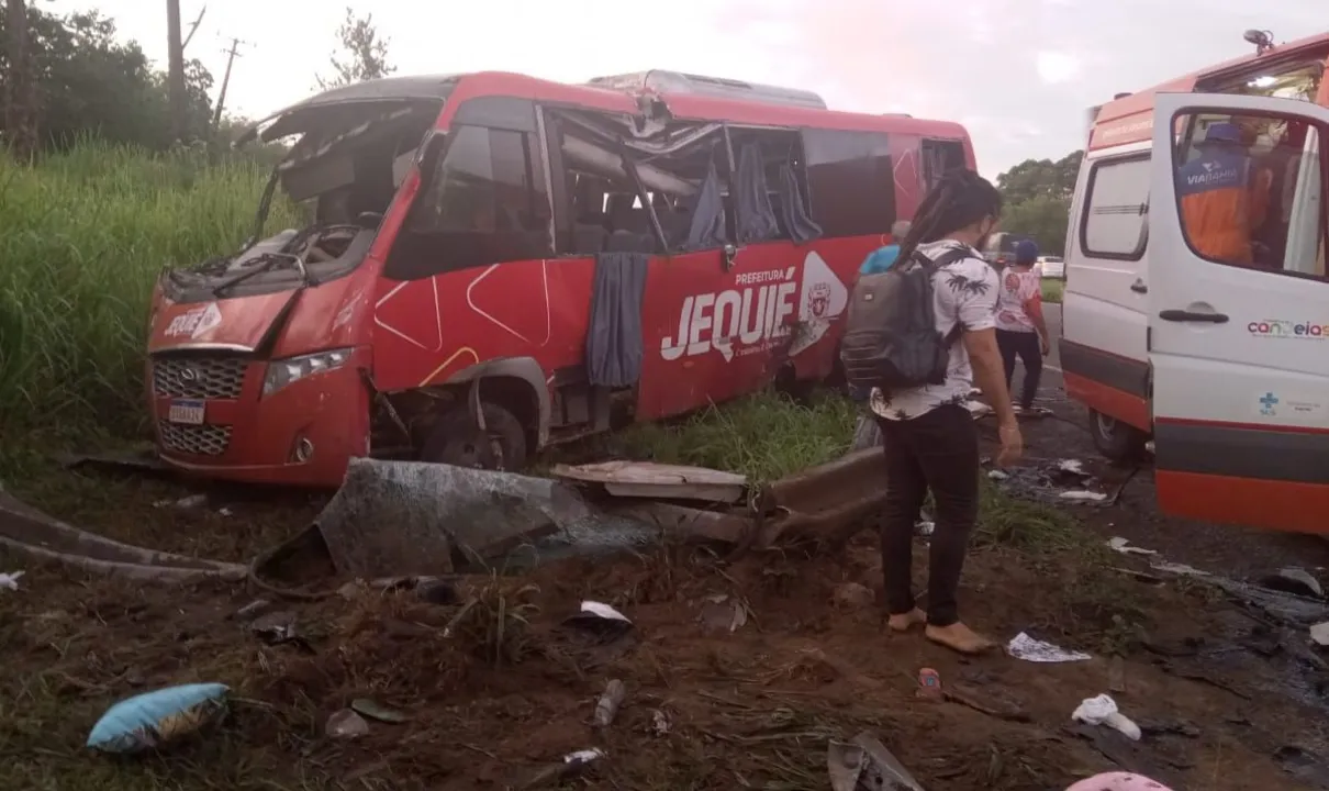 Bahia | Acidente com micro-ônibus na BR-324 deixa 11 feridos em Candeias