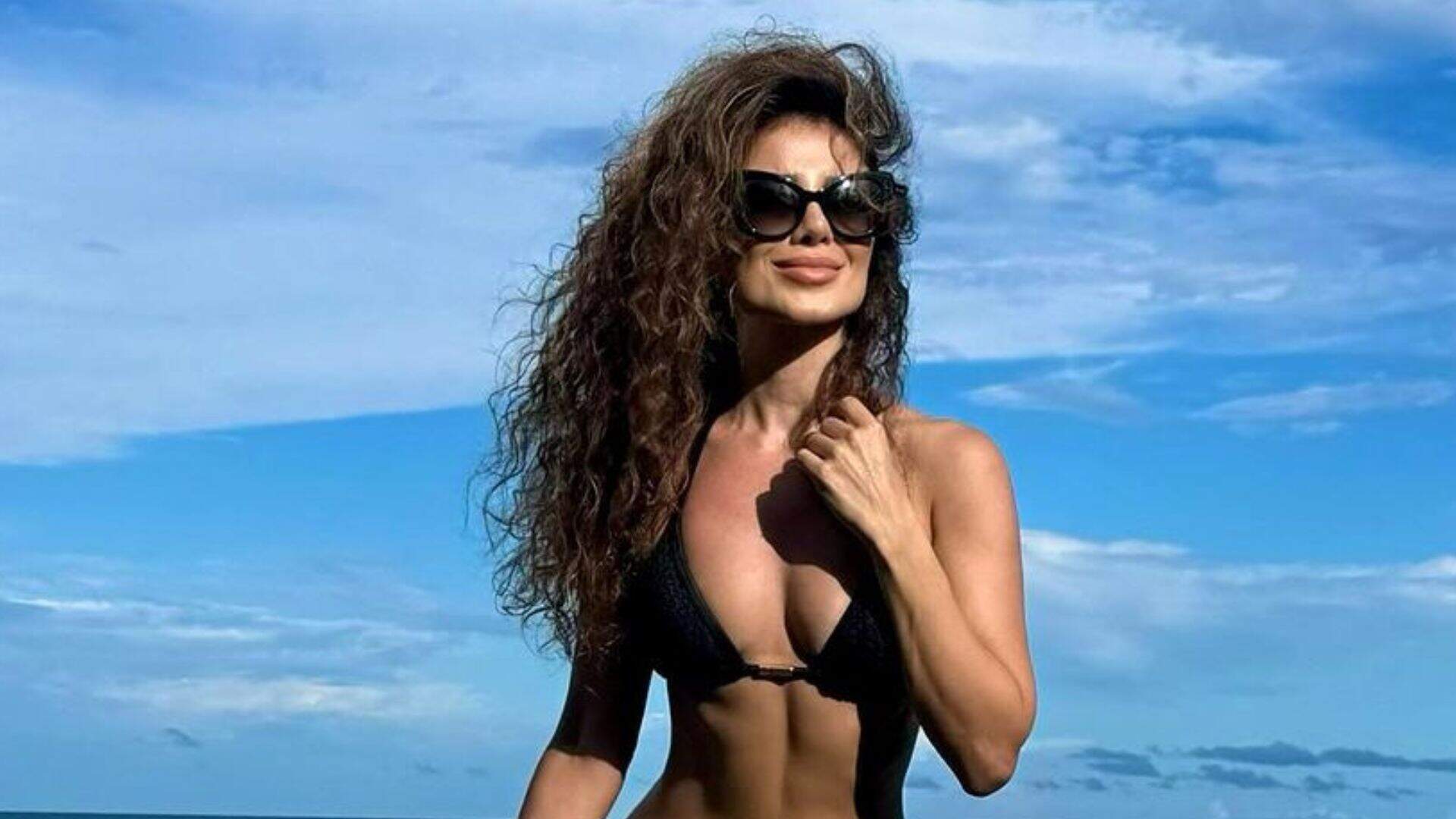 Musa do verão! Paula Fernandes posa de biquíni e choca ao exibir cinturinha finíssima - Metropolitana FM