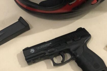 Arma de brinquedo apreendida e suspeito de roubo é preso em Candeias - BA