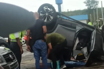 Acidente | Acidente na BR-324: Carro capota dentro do pedágio em Amélia Rodrigues