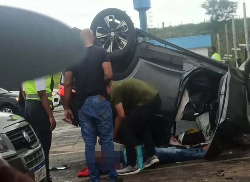 Acidente | Acidente na BR-324: Carro capota dentro do pedágio em Amélia Rodrigues