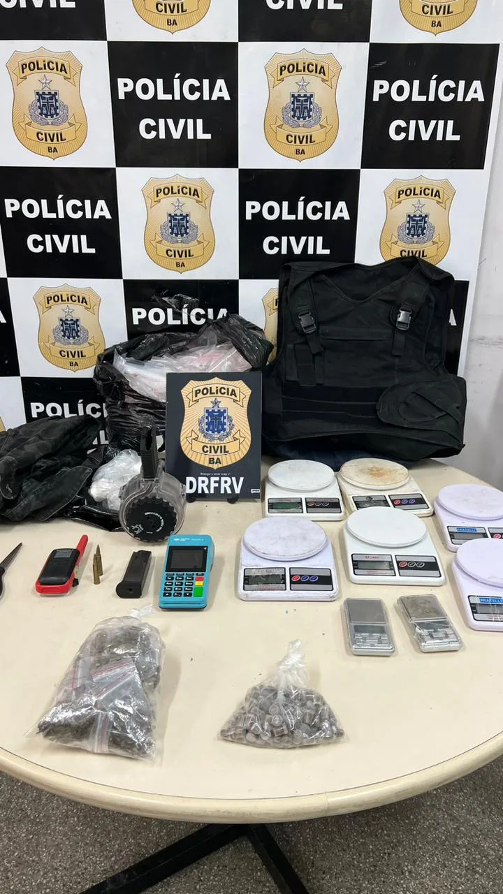 Operação em Pernambués apreende drogas, balanças e colete balístico