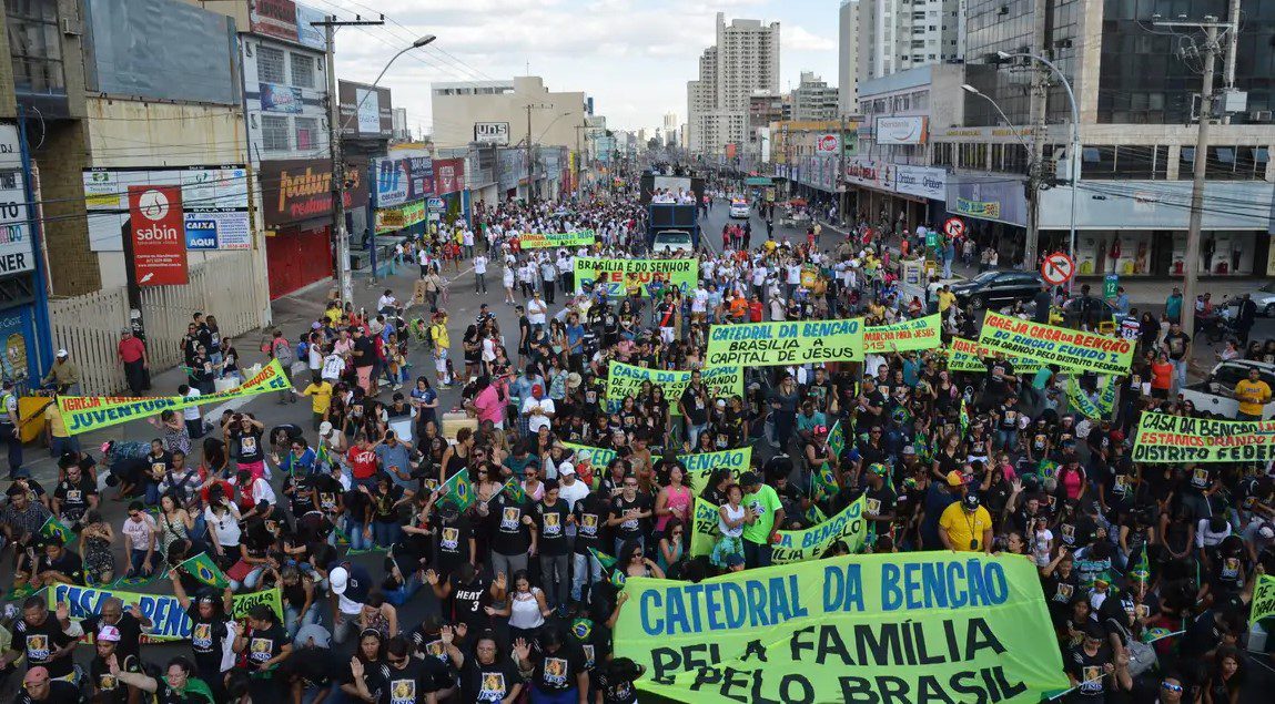 Análise da disputa pelo espaço público entre diversos grupos religiosos no Brasil contemporâneo.