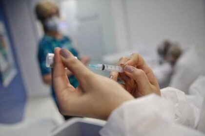 Baixa adesão à vacina contra a dengue no SUS: apenas 20% aplicadas.