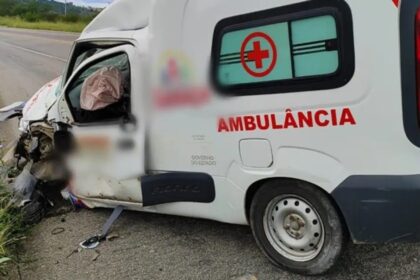Acidente com ambulância deixa dois pacientes feridos no Sudoeste baiano