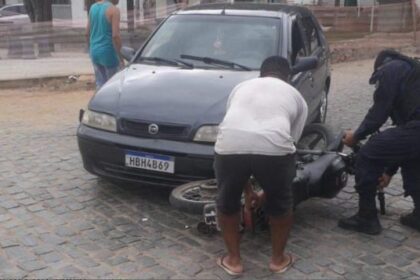 Colisão na Praça Santa Rita em Amargosa: Moto é lançada debaixo do carro em acidente