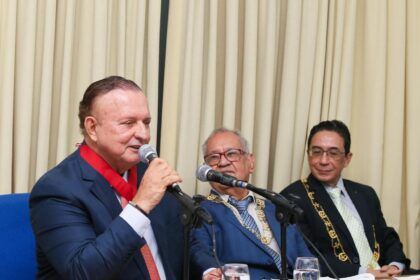 Adolfo Menezes recebe a Medalha Arlindo Fragoso da Acadêmia de Letras da Bahia