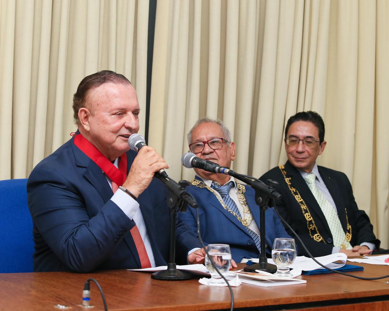 Adolfo Menezes recebe a Medalha Arlindo Fragoso da Acadêmia de Letras da Bahia