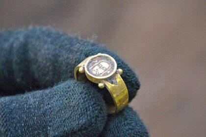 Anel de ouro de 500 anos com imagem de Jesus é encontrado intacto em escavação