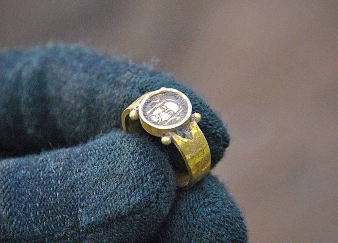 Anel de ouro de 500 anos com imagem de Jesus é encontrado intacto em escavação