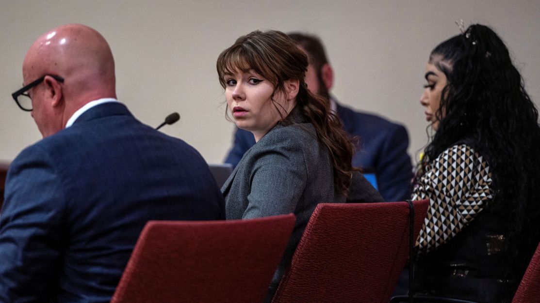 Diretor-assistente de “Rust” elogia armeira, defende Baldwin e assume culpa por disparo