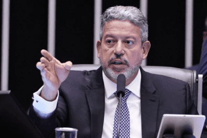 Arthur Lira promete à oposição decidir sobre novas CPIs, diz colunista