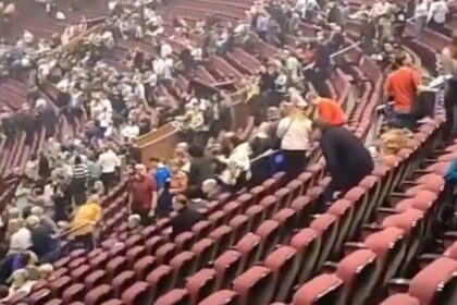 Atiradores abrem fogo contra sala de concertos em Moscou; Veja vídeos
