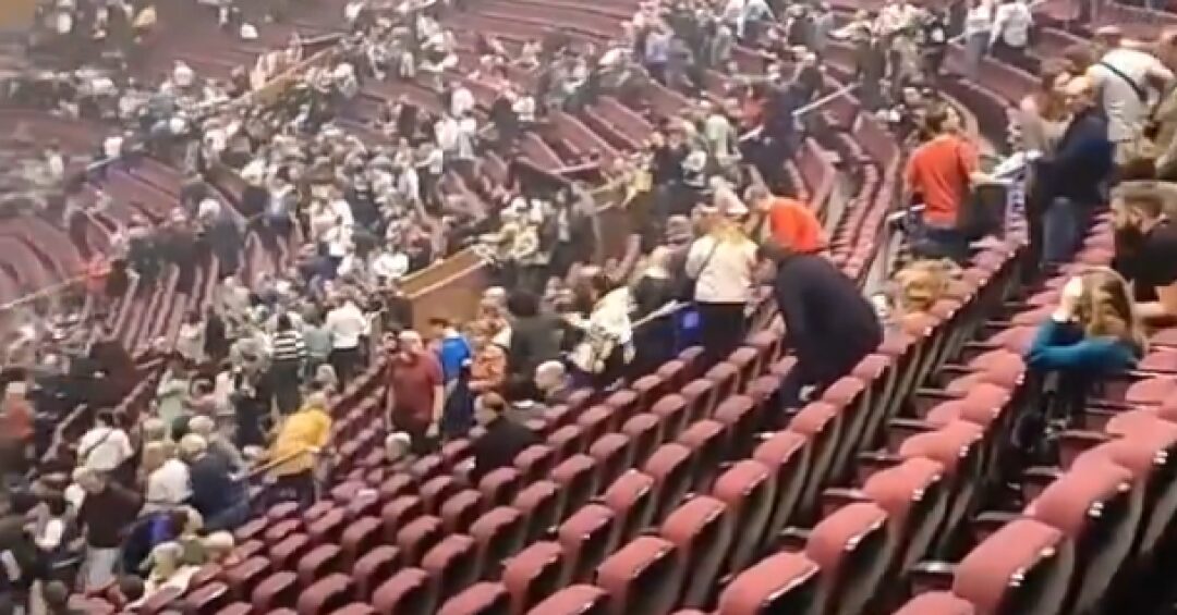 Atiradores abrem fogo contra sala de concertos em Moscou; Veja vídeos