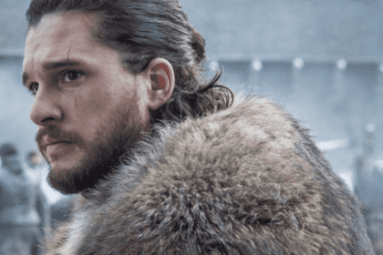 O prometido nu frontal de ator de ‘Game of Thrones’ em peça de teatro