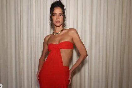 Bruna Marquezine com cachinhos e look sexy vermelho