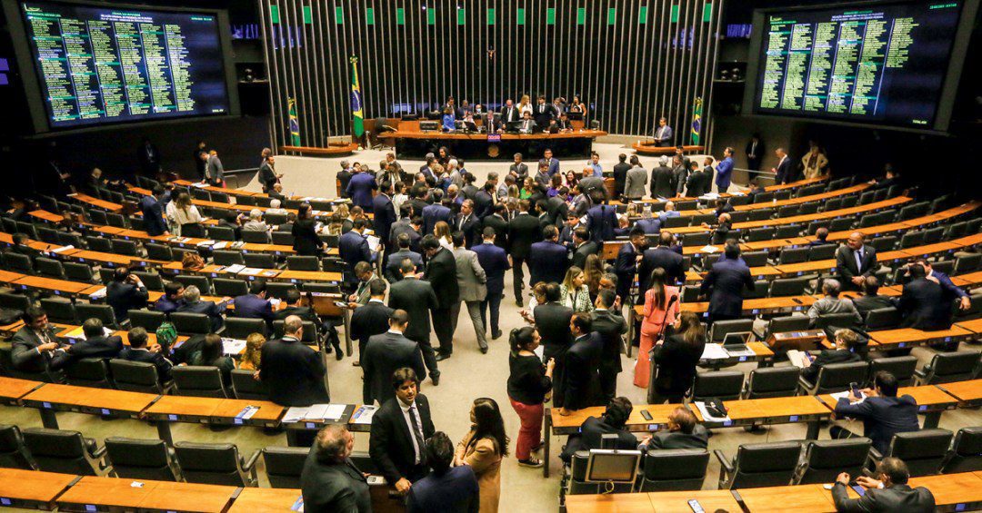 Câmara aprova isenção do IR para quem ganha até dois salários mínimos
